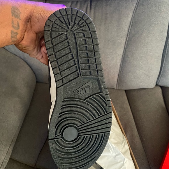 Jordan’s 1s W 7 boys 5 n a half - Picture 2 of 6